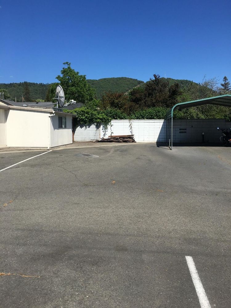 1325 NE 7th St, Grants Pass, OR 97526